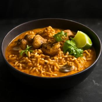 Nouilles Instantanées au Curry et Lait de Coco avec Poulet