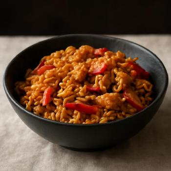 Nouilles Instantanées Sautées au Poulet et Sauce Aigre-Douce