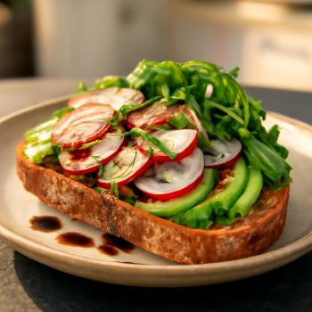 Tartine Avocat Radis à la Vinaigrette Balsamique