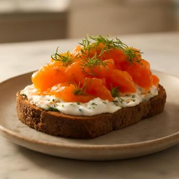 Tartine Saumon Fumé Crème Aneth : Un Apéro Chic en un Clin d'Œil