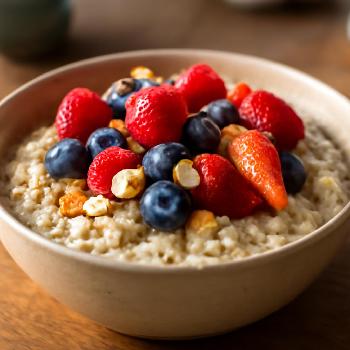 Bol Petit-Déjeuner Végan aux Fruits Rouges et Graines de Chia