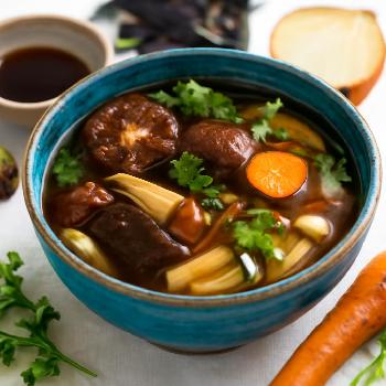 Bouillon Végétal Umami: Un Goût de Mer Sans Crustacés