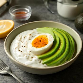 Bowl Protéiné au Yaourt Grec, Avocat et Œuf