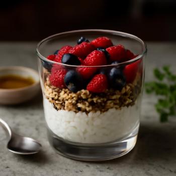 Parfait protéiné au fromage cottage, granola et fruits rouges