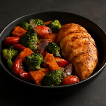 Salade Déjeuner Whole30 Poulet Grillé et Légumes Rôtis