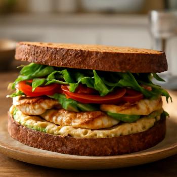 Sandwich Poulet Grillé et Houmous pour un Déjeuner Protéiné