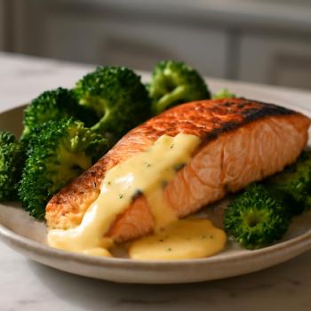 Saumon Grillé au Brocoli et Sauce Hollandaise Cétogène