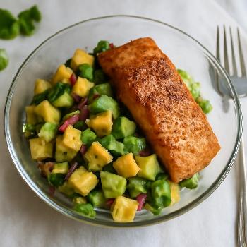 Saumon poêlé à la mangue et à l'avocat (Whole30)