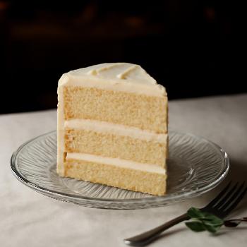 Gâteau Vanille Classique à Étages : Une Symphonie de Saveurs