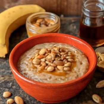 Pudding Végétalien à la Banane et au Beurre de Cacahuète