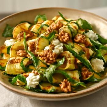 Salade de rubans de courgette grillés au fromage de chèvre et aux noix