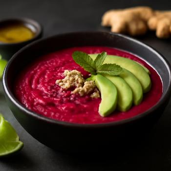 Soupe de Betterave Crue et Avocat