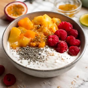 Bol de Baies Exotiques au Yaourt Coco et Graines de Chia