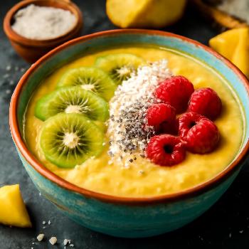 Smoothie Bowl Tropical au Yaourt Grec