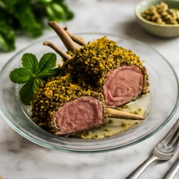 Carré d'Agneau en Croûte d'Herbes et Pistaches
